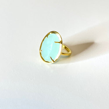 Anillo de plata 925 con baño de oro. El detalle central es una espectacular Calcedonia. Este anillo es super combinable con tu look favorito. Lateral